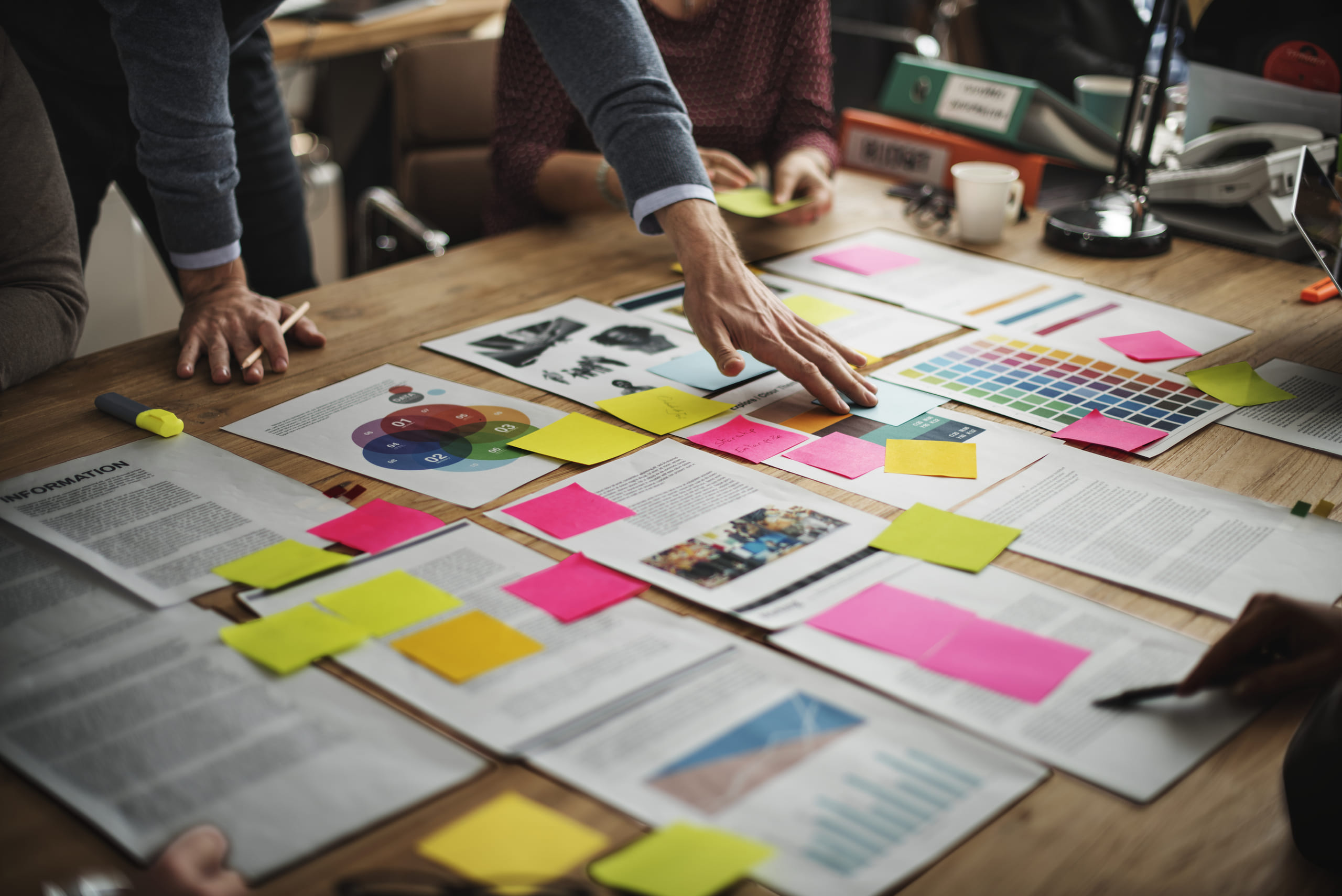 business-people-are-brainstorming (1)